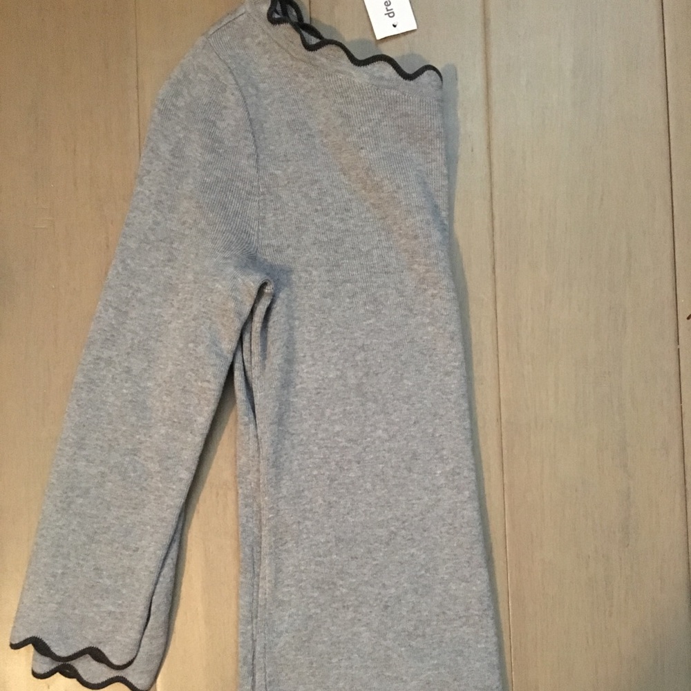 NWT grey scalloped sweater - Picture 6 of 6